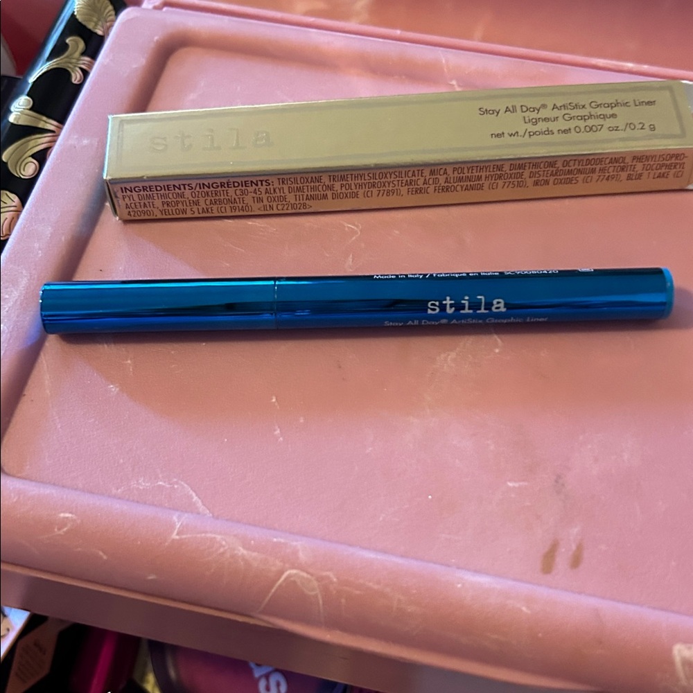 Electric slide Stila STAY ALL DAY® ARTISTIX GRAPHIC LINER